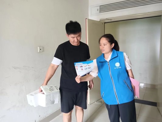 济宁市任城区安居街道居礼社区开展“安全乘梯幸福随行”主题宣传活动(图1)