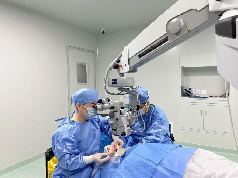 江门首例黄斑兜带术在江门爱尔新希望眼科成功实施,为高度近视患者筑牢光明防线