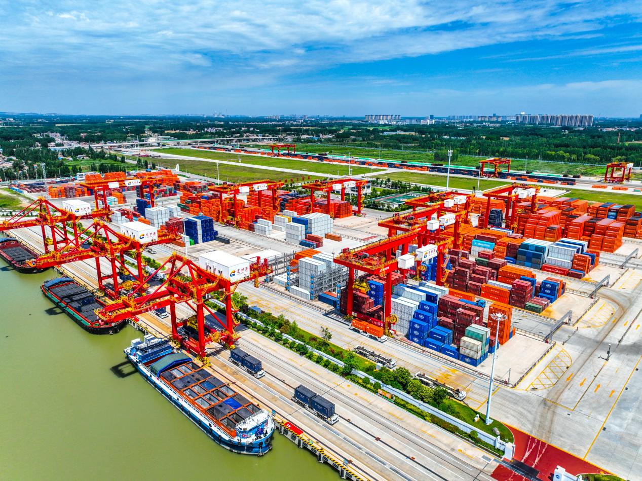 全国内河首家全流程自动化作业集装箱港口——龙拱港。受访单位供图