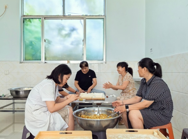 滨城区三河湖镇卫生院开展医患连心包水饺活动