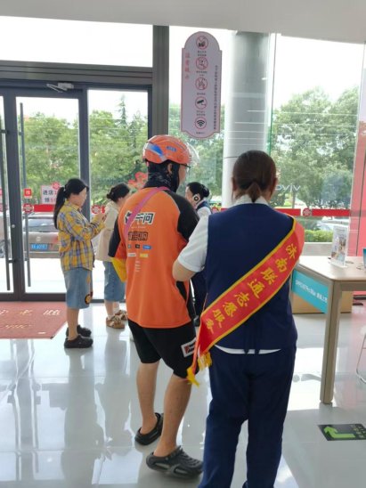 中国联通济南市分公司营业厅贴心守护市民平安度夏(图1)