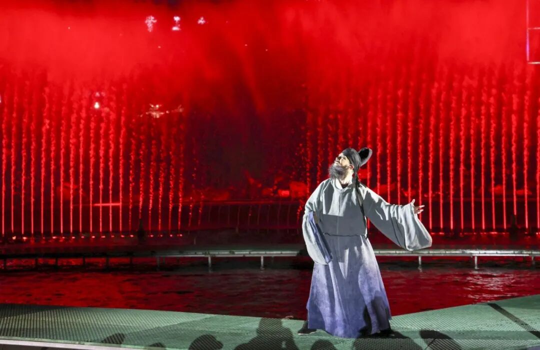4月29日晚,演员在山东省临沂市“水韵琅琊”夜间演出现场为游客表演。中新社发 许传宝 摄.jpg