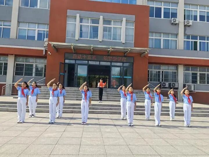 少年有志 向阳生长——官庄学区学校新学期首次升旗仪式暨开学第一课举行