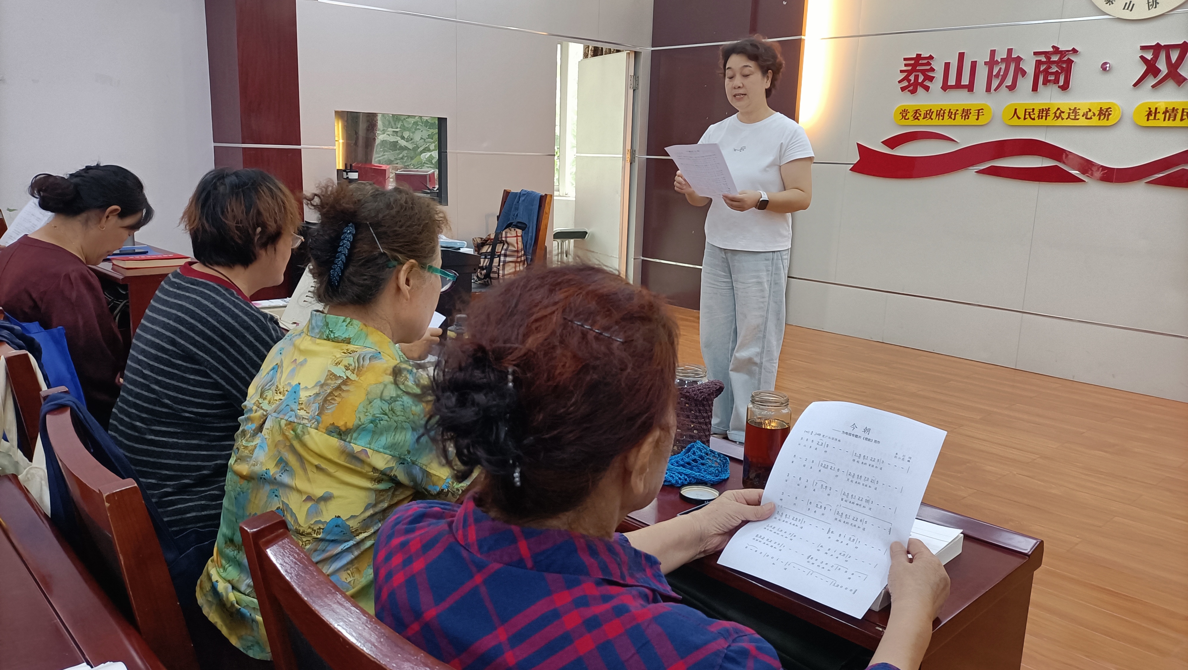 “首善”之区文明润心︱泰山区上高街道双龙社区老年学堂开课啦!多彩课程点亮银龄生活(图1)
