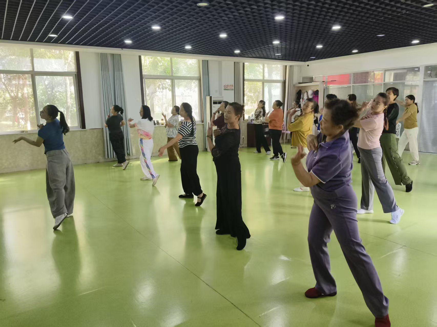 “首善”之区文明润心︱泰山区上高街道双龙社区老年学堂开课啦!多彩课程点亮银龄生活(图3)