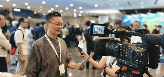 中华唐密文化代表团团长颜炳忠接受香港亚太第一卫视采访时，代为宣读金珂玄雷上师发来的贺信。