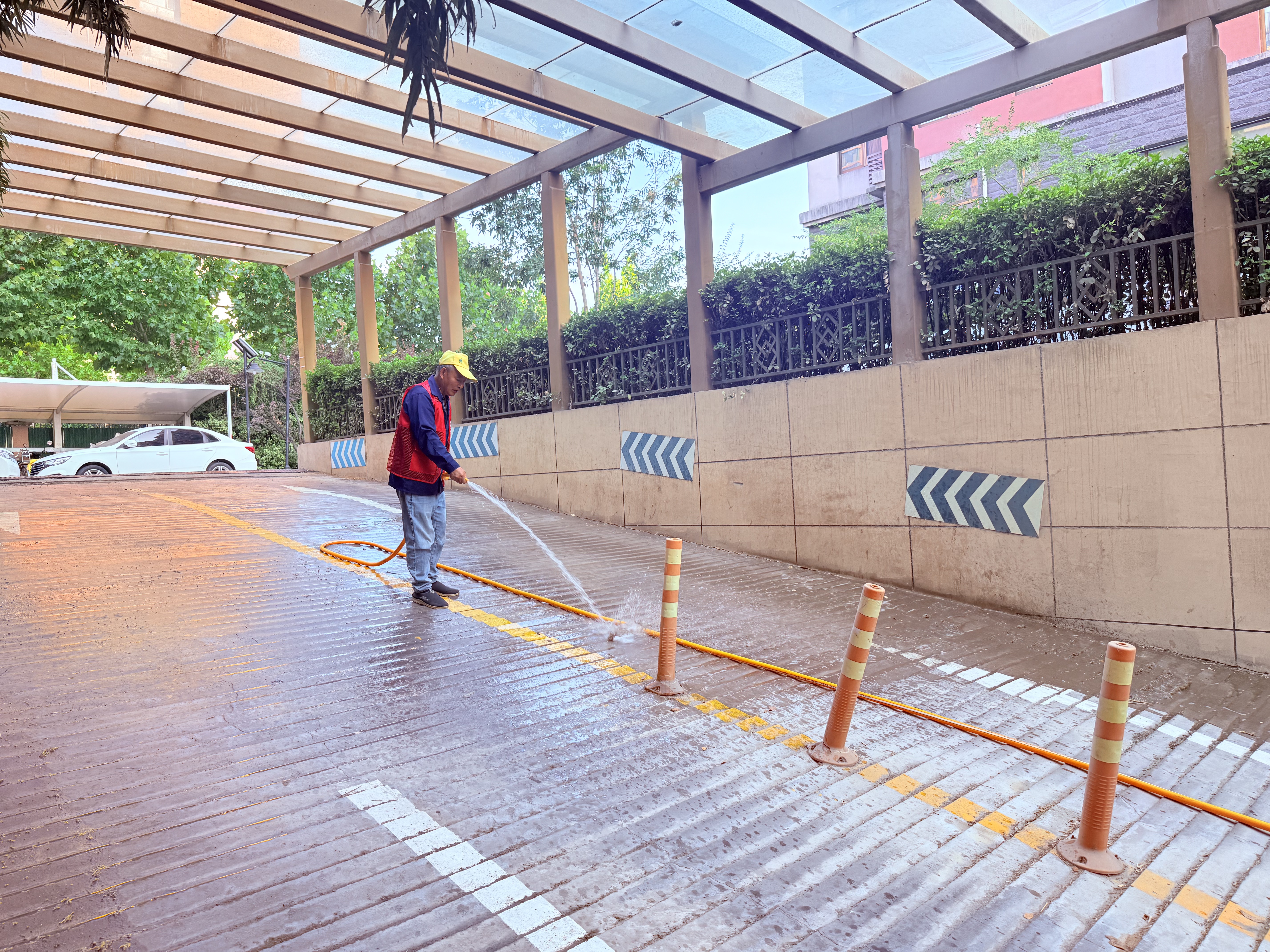 泰山区上高街道双龙社区开展地下车库清洗专项行动,洁净空间护出行