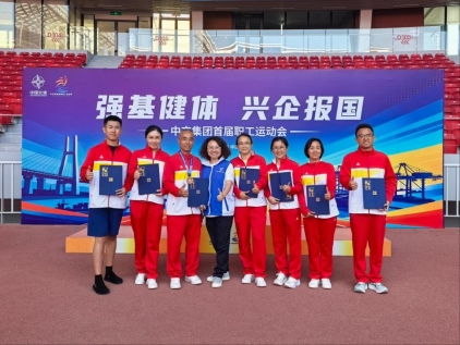 拿奖牌合影