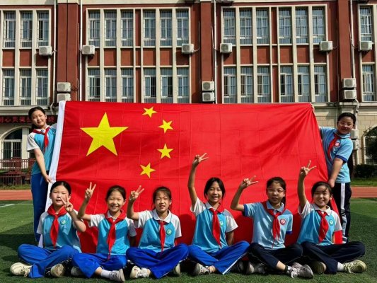 菏泽鲁西新区陈集镇中心小学:童心映国旗 笑脸颂祖国