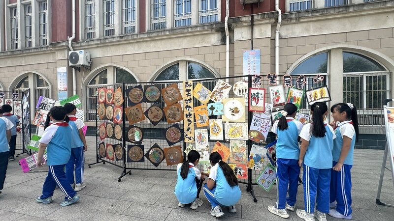 菏泽鲁西新区陈集镇中心小学举办“喜迎国庆展风采 艺术筑梦向未来”主题校园艺术展