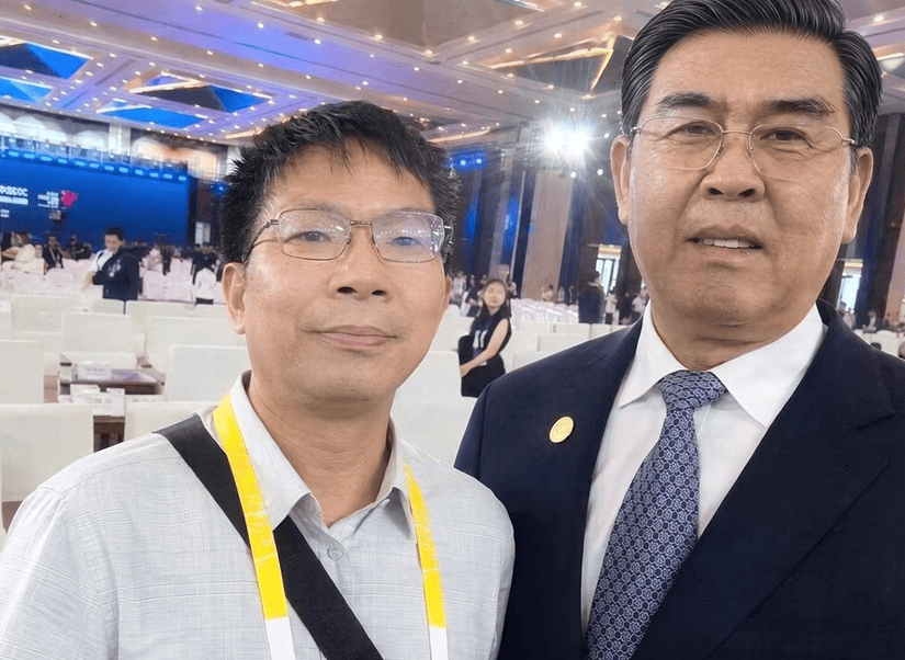 乡音亲切暖会场——2026数博会期间李炳军与廖红麟友好交流