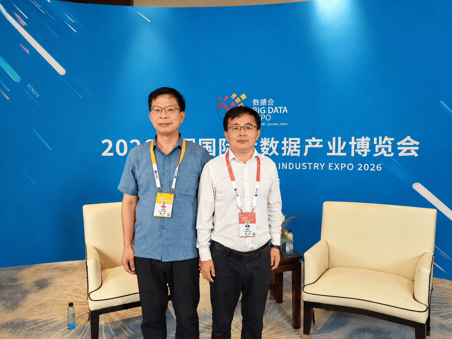 数博前夕暖意浓——赵国梁看望参会记者并与廖红麟合影留念