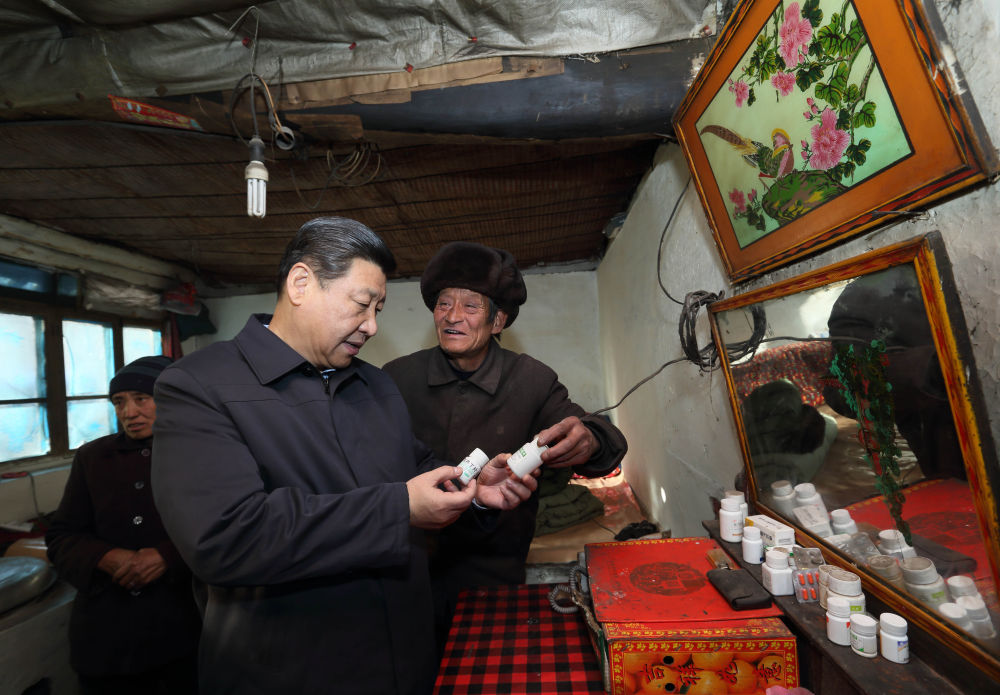 　2012年12月30日，在河北阜平考察的习近平走进骆驼湾村贫困户唐荣斌家里。