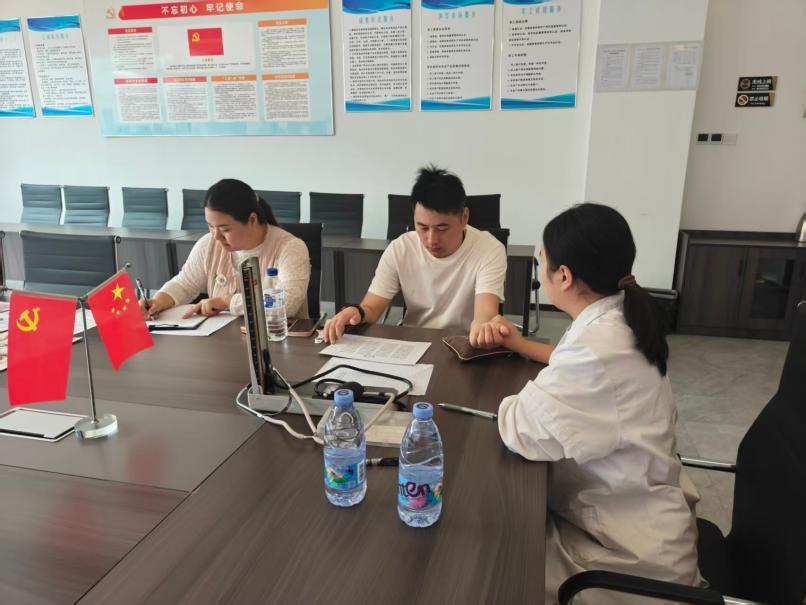 指尖望闻问切间的一份守护 ——长宁中心宁距离・汇景党群服务中心为企业职工开展中医义诊
