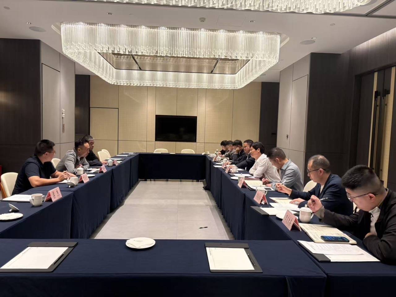 共工新闻总社顾问黄光宇一行赴贵州仁怀调研交流