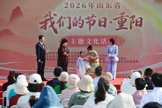青岛市文明市民苏霞祖孙三人登台发出重阳主题文明倡议
