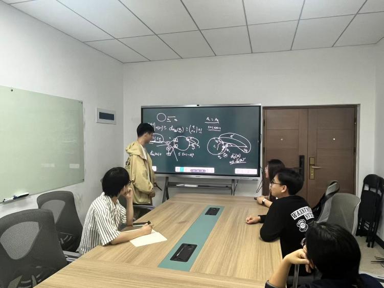 团队围绕项目难点开展研讨。芯路智构项目团队供图。