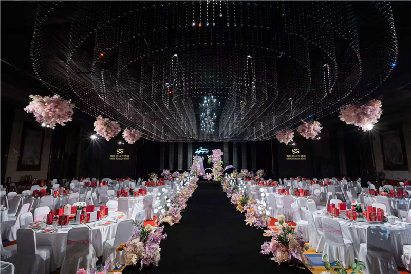 以“幔间花叙”为名青岛海悦御华大酒店2026秋季婚礼秀演绎婚宴新传奇(图2)