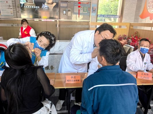 平度市人民医院:红医精神送健康重阳敬老义诊暖民心(图4)
