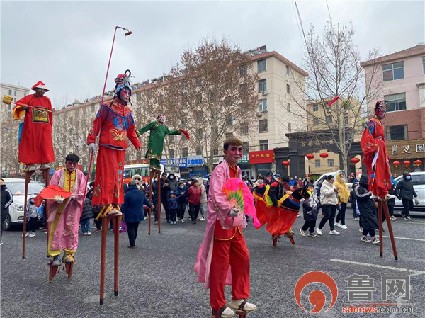 为喜迎元宵佳节,济南市莱芜区凤城街道吕花园社区邀请民俗文化表演队