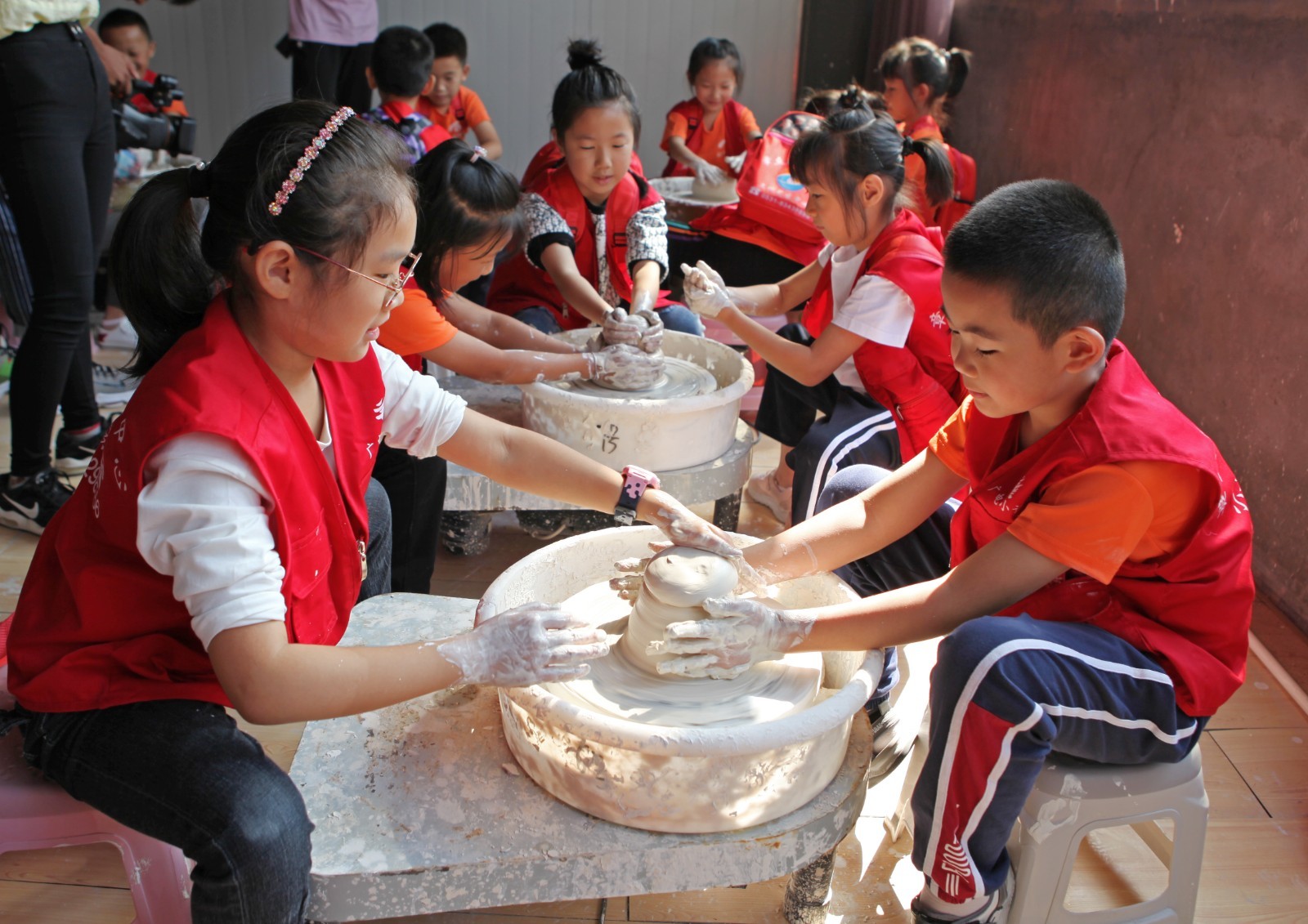 七夕传统节日到来之际组织志愿者开展帮助老人活动