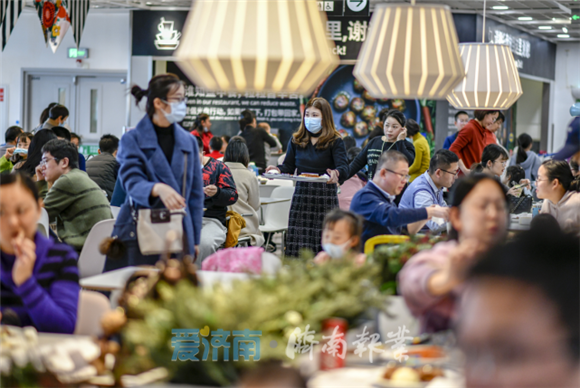 “就地过年”带火泉城春节消费:餐饮市场恢复九成 131.9万人次观影