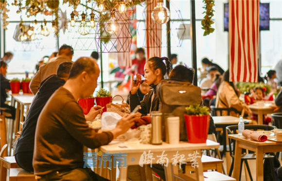 “就地过年”带火泉城春节消费:餐饮市场恢复九成 131.9万人次观影