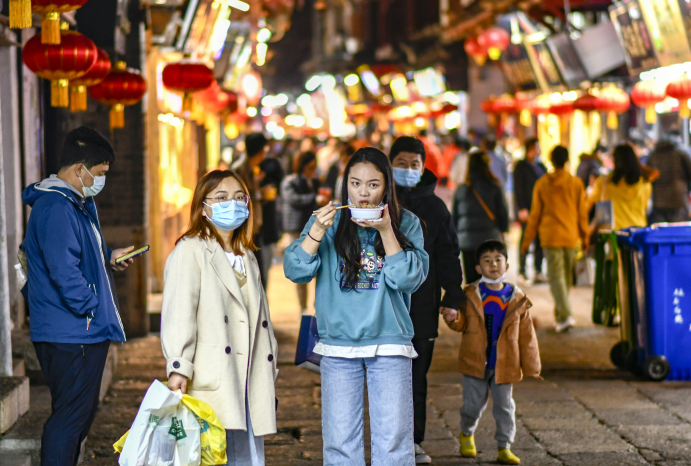“就地过年”带火泉城春节消费:餐饮市场恢复九成 131.9万人次观影