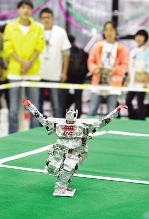 大学生机器人竞赛：机器人跳骑马舞比鸟叔精彩
