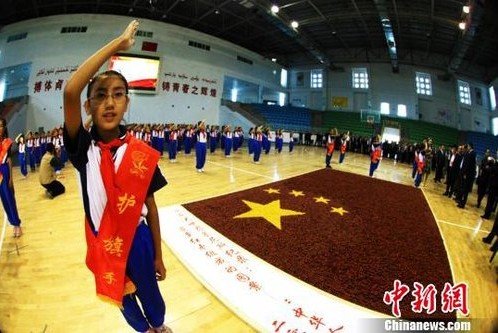 新疆若羌小学生用9.6万颗红枣组成国旗