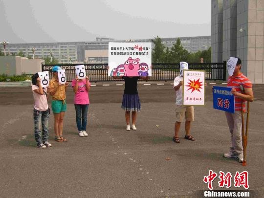  8月13日，在河南中医学院门前，6名市民自发组织起来表演行为艺术，呼吁高校给予残障人士平等的入学机会。　韩青　摄