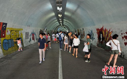 厦门大学千米涂鸦隧道成奇观 游人争相留念
