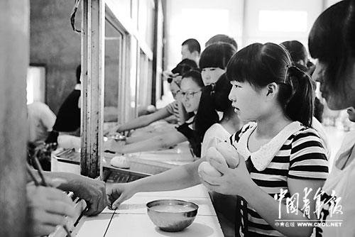 乡村艺考纪实：学生挑灯夜战练速写 轮流做模特