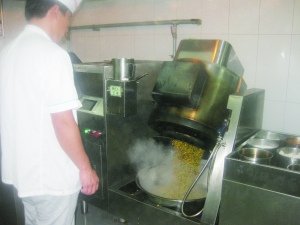 北交大食堂机器人大厨掌勺可制作99道菜品（图）