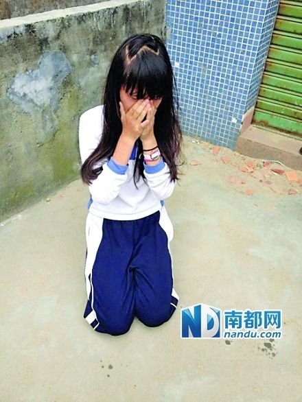 女生微博晒殴打同学下跪照片 称“今天很刺激”