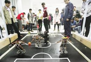 大学生机器人竞赛：机器人跳骑马舞比鸟叔精彩