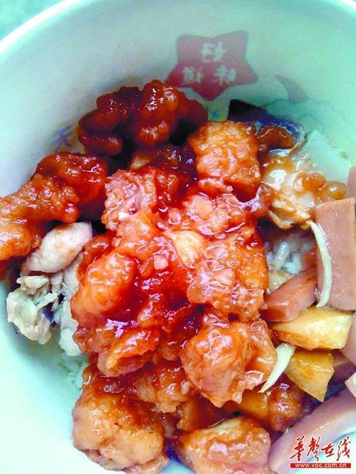 高校食堂再现奇葩菜 苹果炒里脊肉雷翻学生(图)