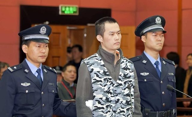 11月27日，上海市第二中级人民法院公开开庭审理“复旦投毒案”，被告人林森浩被指控涉嫌故意杀人。当天的庭审从9点半开始，持续到傍晚6点半。中新社发 梁宗 摄