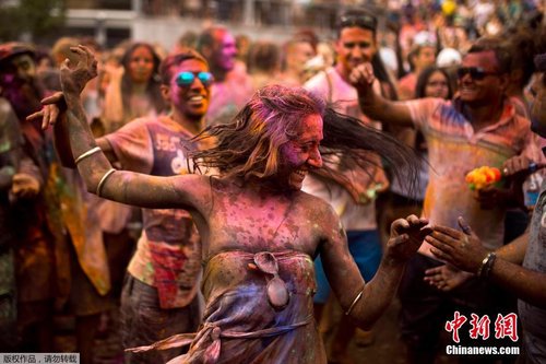 马德里庆祝胡里节 狂欢者互抛彩色粉嗨翻天