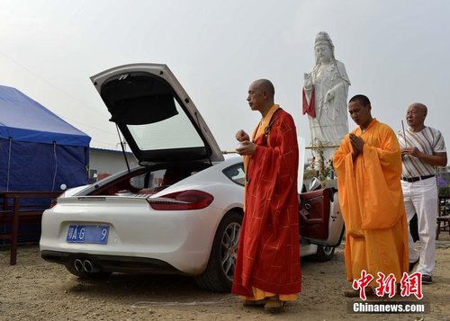 湖北孝感一寺庙为法拉利跑车开光