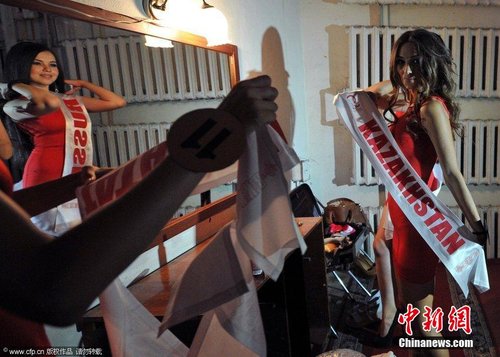 镜头实拍吉尔吉斯斯坦比基尼小姐大赛后台