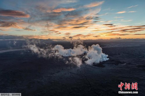 冰岛火山喷发进入红色预警 禁止飞机飞入该区域