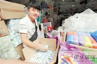 李远皓在批发市场选购卫生巾。重庆晨报记者 李斌