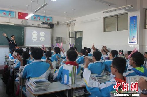 河南教师创生物版《小苹果》 校方建议勿刻意模仿