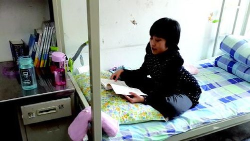 轮椅女生靠父亲推着上课 称这辈子要为自己负责