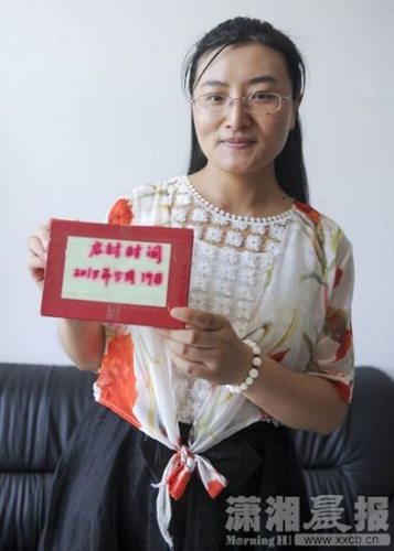 湖南农大老师王伟伟收集139张“梦想纸条”。5年后，她挨个发给学生。图/潇湘晨报记者杨旭