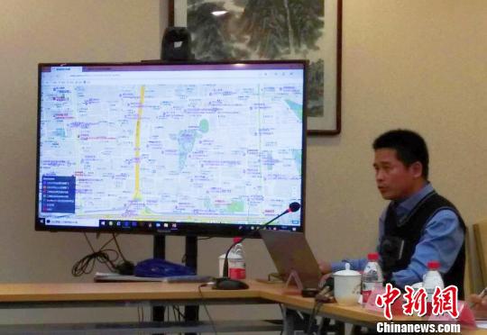 北京制定了校外培训机构分布电子地图。图为北京市教委相关负责人介绍电子地图情况。　杜燕　摄