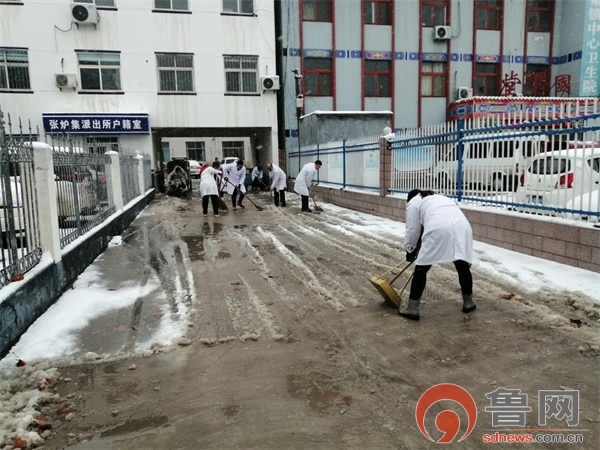 东昌府区张炉集镇中心卫生院组织扫雪活动确?；颊呔鸵桨踩?/h1>
	
		2020-01-09 17:28:00　来源:鲁网
			大字体
			小字体
			扫码带走
			打印
	
      
	　　鲁网1月9日讯 1月7日凌晨,聊城迎来今冬第一场大范围降雪,天空纷纷扬扬,雪越下越大,到了上午10点多,已积起了不少的雪。为确?；颊呔鸵桨踩?东昌府区张炉集镇中心卫生院组织职工自发清扫院内积雪。
　　
　　
　　在扫雪过程中,老职工奋勇当先,年轻职工冲锋在前,女职工也不甘示弱,有的用铁锨向两边推,有的用戳子向两边推,有的在后面奋力用扫把扫积雪,积雪溅在衣服和鞋子上也毫不在意,大伙干的热火朝天。一个多小时,院内和门前道路被清扫的干干净净。
　　一场降雪,折射出了张炉集镇中心卫生院医务工作者的精神面貌和凝聚力。此次扫雪活动,不仅方便了患者前来就诊,同时也增进了同事之间的团结协作。接下来,张炉集镇中心卫生院职工会以更加饱满的热情投入到工作中,为患者的健康做好守护神。(通讯员 段立云)
　　责编 李云乾	责任编辑：连峰
	
  
  分享到：
   
            	
                	新闻关键词：东昌府区张炉集镇中心
            	

    
    
东昌府区张炉集镇中心卫生院：多措并举为全镇人民群众健康护航2020-02-24    
    
东昌府区张炉集镇中心卫生院党支部召开党员组织生活会2019-12-18    
    
   

	     
       
	        今日推荐进入媒体头条山东港口烟台港：1-5月商品车运量同比增长三成今天，让我们一起做红色精神的传承者山东省重点项目和乡村振兴现场推进会举行以进一步全面深化改革为动力山东省委常委会召开会议山东省委常委会会议暨省委党的建设工作领导小组会议召开山东省十四届人大常委会第八次会议闭会
	     
 