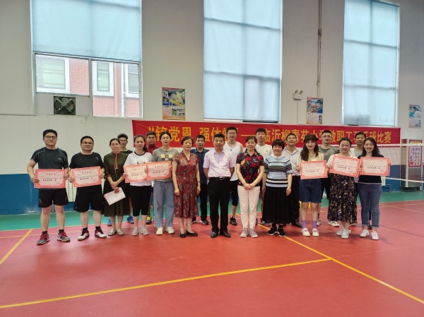 临沂柳青苑小学举办教职工羽毛球比赛