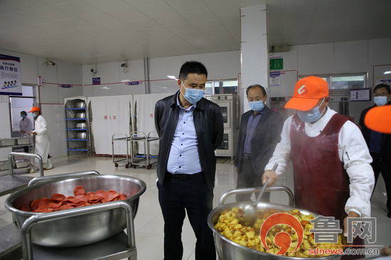 临沂新桥中学迎接食堂食品安全互查工作